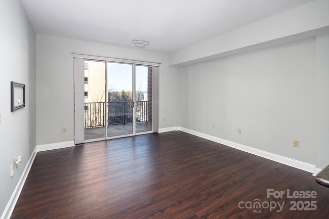 Foto del edificio - 300 W 5th St