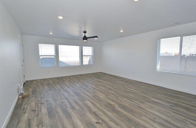 Building Photo - Immaculate Single-Level Home