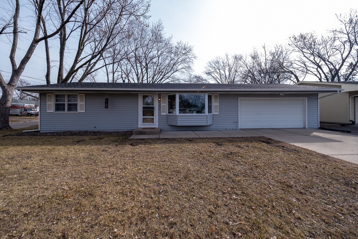 Foto principal - 6749 Jackson St NE