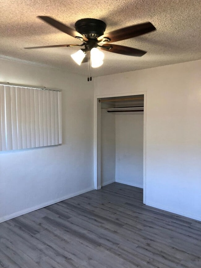 Building Photo - 5 bed 3 bath w/ POOL and Large rooms