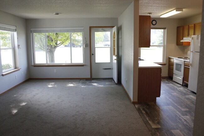 Building Photo - 515 Samara Ave