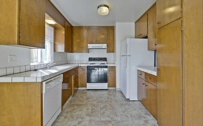 Building Photo - Spacious 3 Bed 2 Bath Condo Located Walking Distance to California Ave.