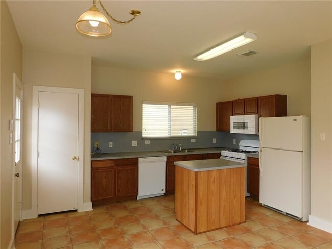 Building Photo - 6143 Settlers Lake Cir W