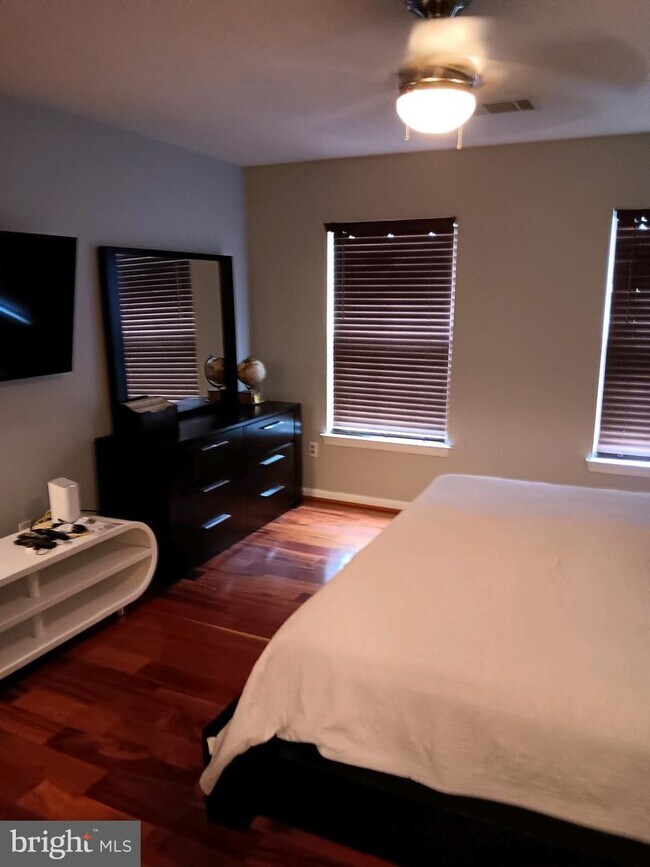 Building Photo - 8961 Town Center Cir