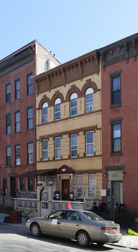 Building Photo - 882 Madison St