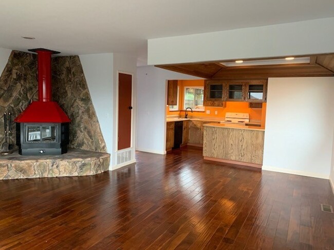 Building Photo - Charming Petaluma 1 Bedroom 1 Bath ~ PG&E ...