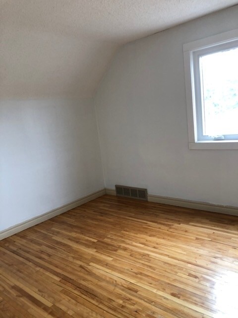 Photo du bâtiment - 3 Bed 2 Bath Unit in Edmonton, AB