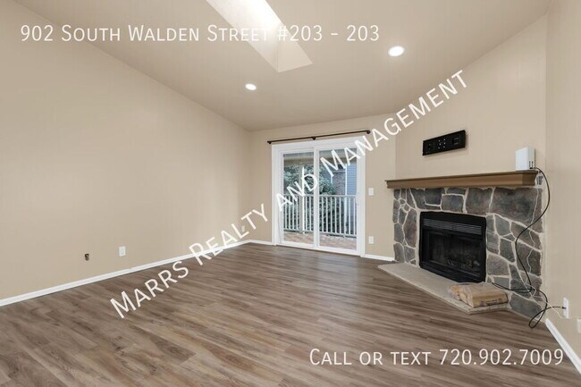 Building Photo - 902 S Walden St