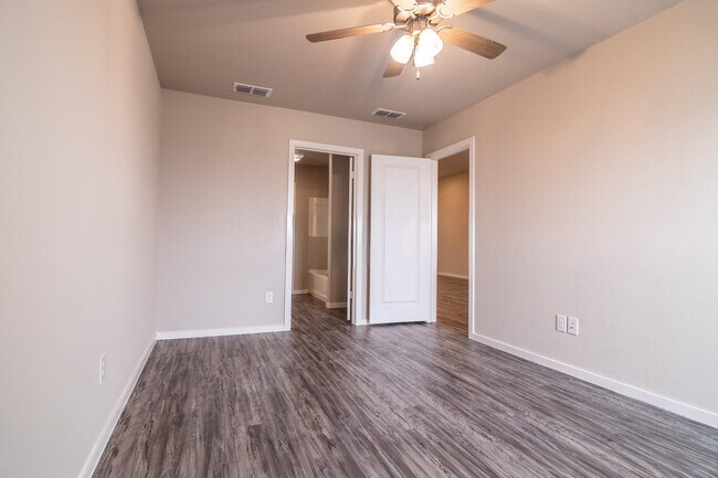 Foto del edificio - 2127 N Texas Ave
