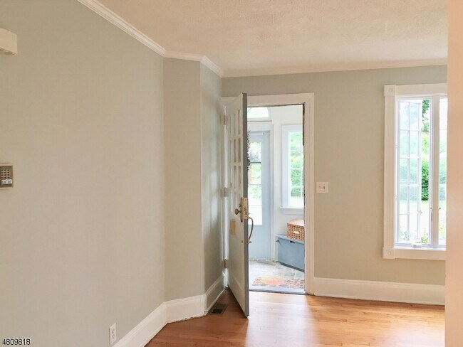 Building Photo - 46 Midland Ave