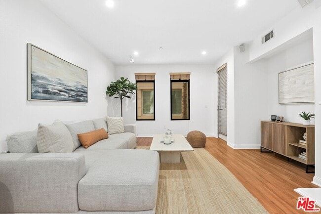 Building Photo - 5625 Crescent Park W