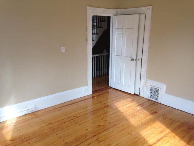 Building Photo - Charming 6 Bedroom House