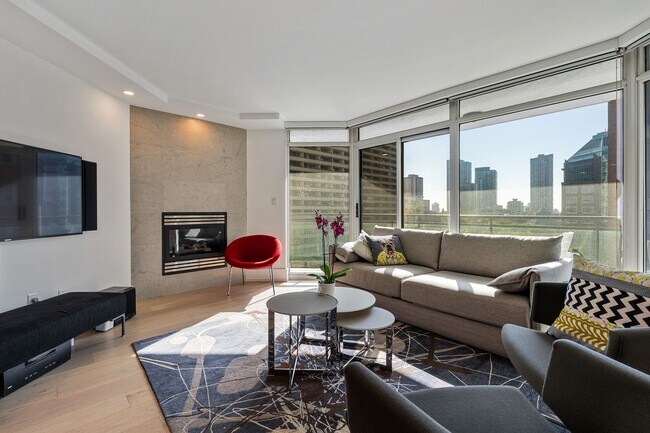 Building Photo - 300 Bloor St E