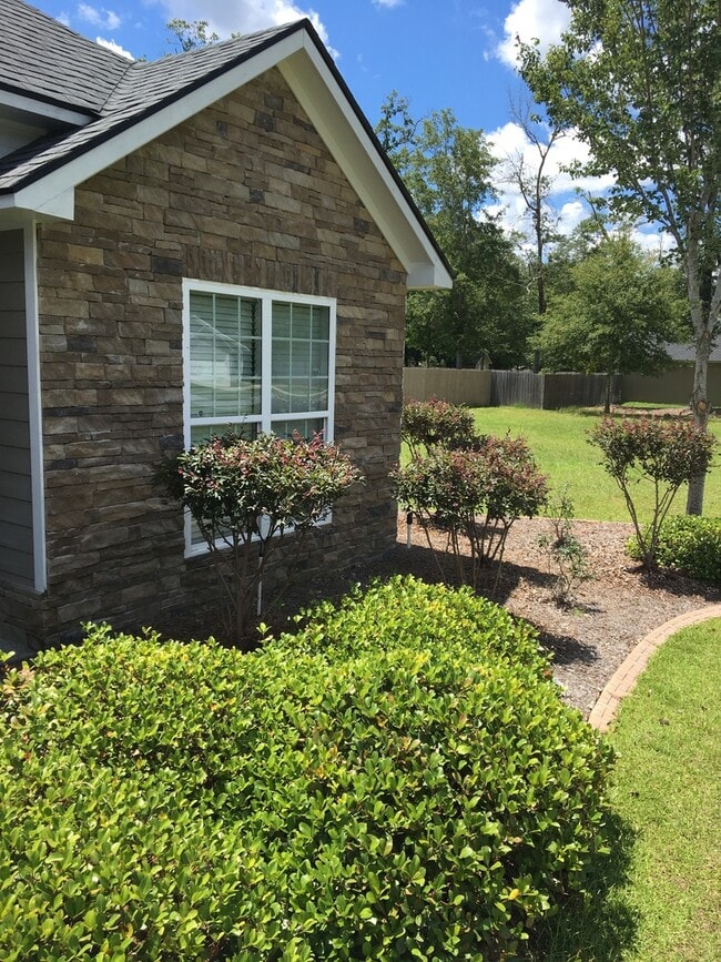 Building Photo - Luxurious 3BR/2BA Home with Stunning Backyard in Cottonwood Neighborhood