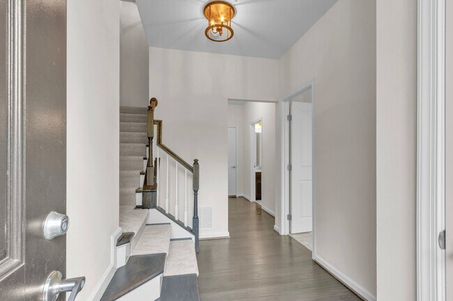 Foto del edificio - Luxurious 4 Bed 4.5 Bath Brick Townhome In...