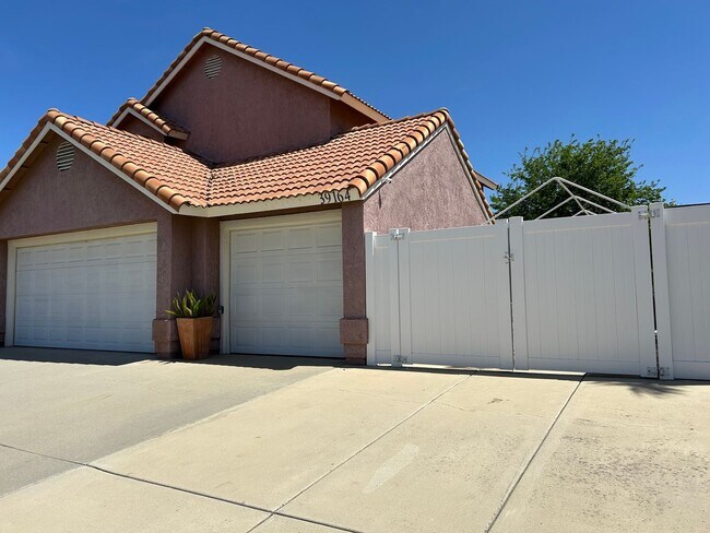 Building Photo - Pool Home with RV Access