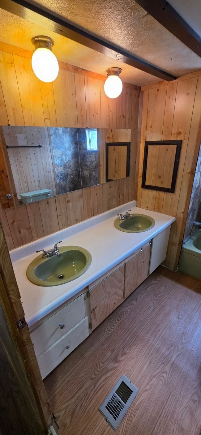 Foto del edificio - 8364 Cedar St