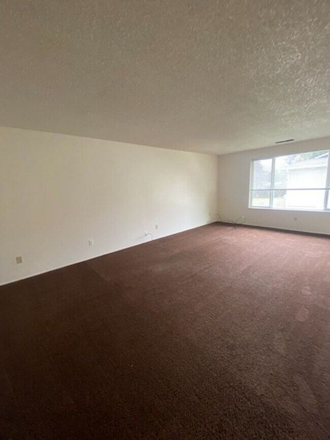 Building Photo - Nice 2 bed/1bath with a lot of space!