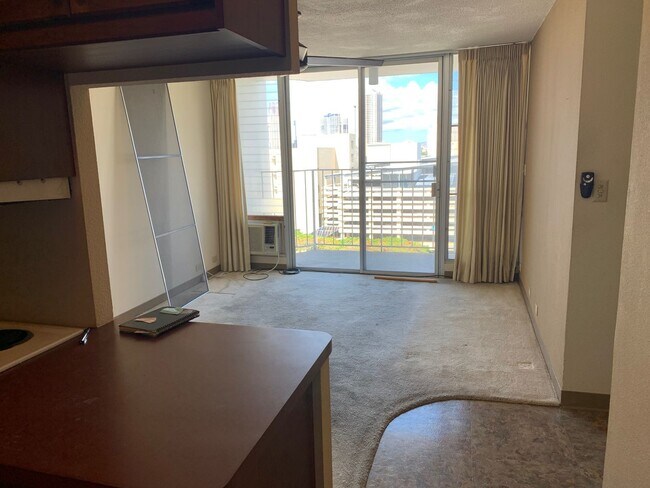 Foto del edificio - 2 Bedroom/1 Bath, 1 Parking Stall Unit in the Heart of Honolulu, Pet Friendly