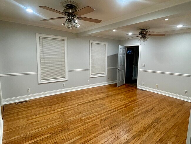 sala de estar soleada - 703 Washtenaw Rd