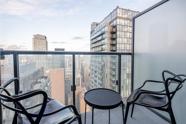 Photo du bâtiment - 900 Bay St.