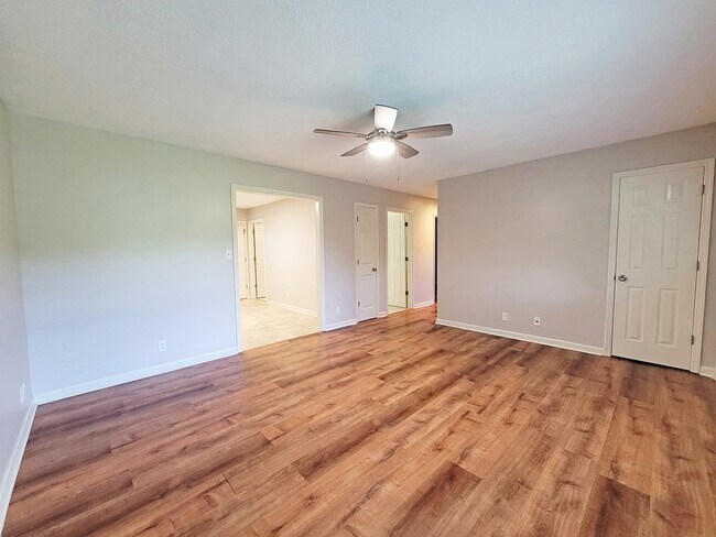 Foto del edificio - 8600 Reedy Creek Rd
