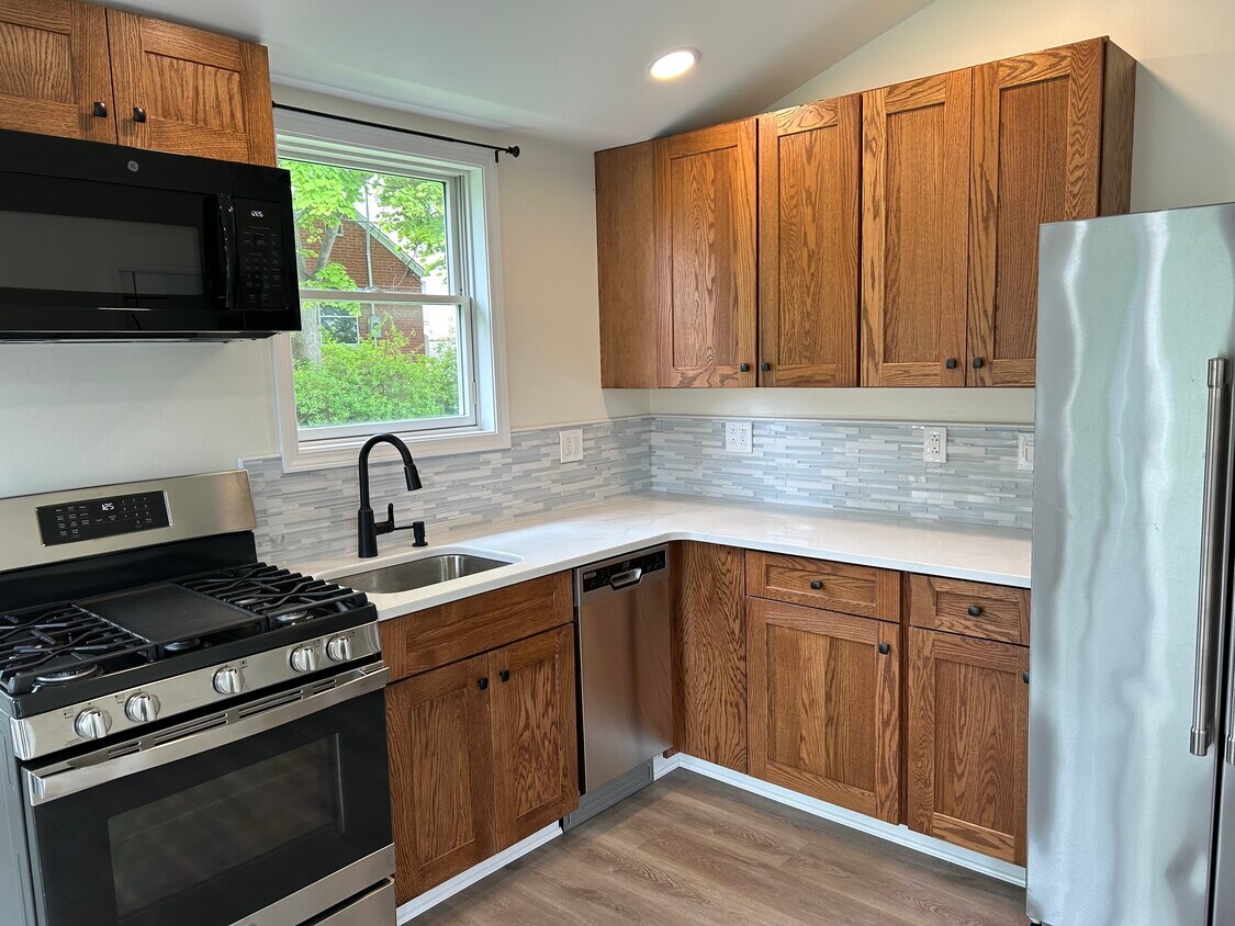 new kitchen - 8 Forest Ave