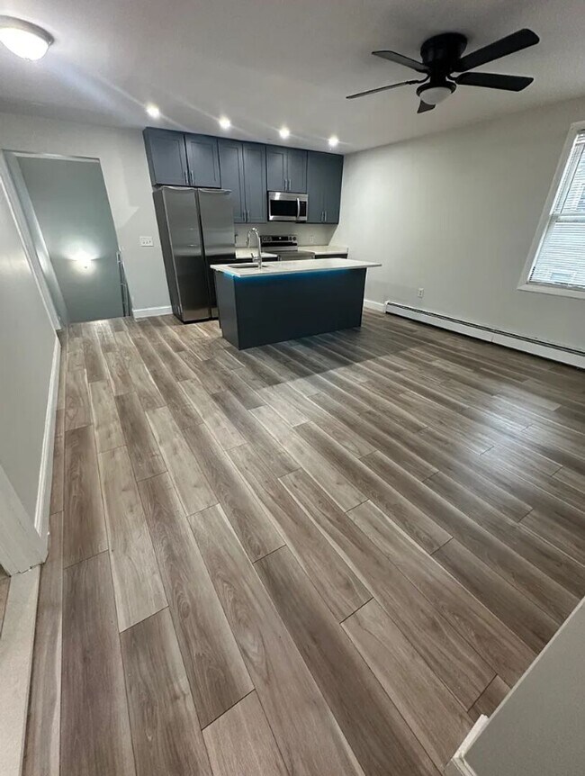 Building Photo - 15 Joy St