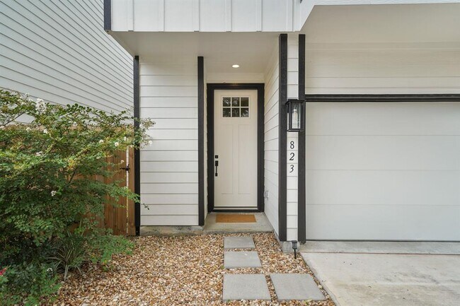 Foto del edificio - 823 Woodcrest Dr