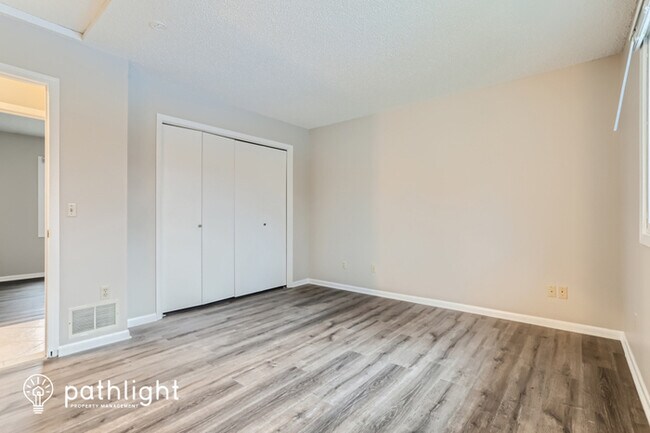 Foto del edificio - 12509 Cedar Lake Road South