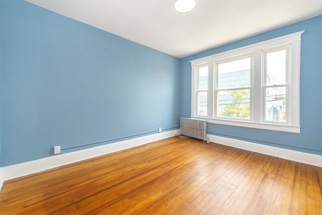 Building Photo - 121 Custer Ave