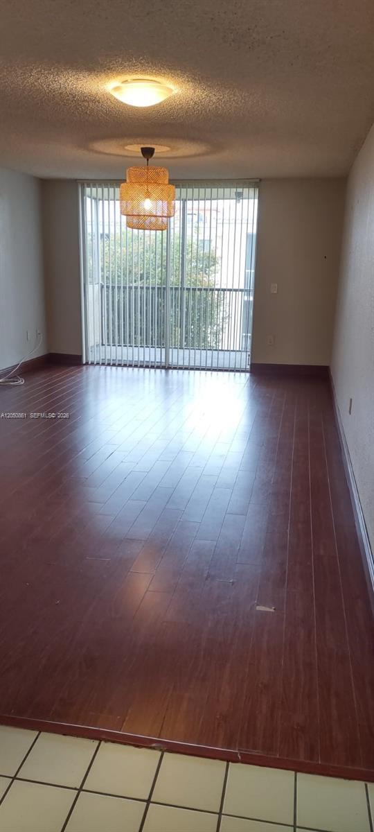 Foto del edificio - 8215 Lake Dr