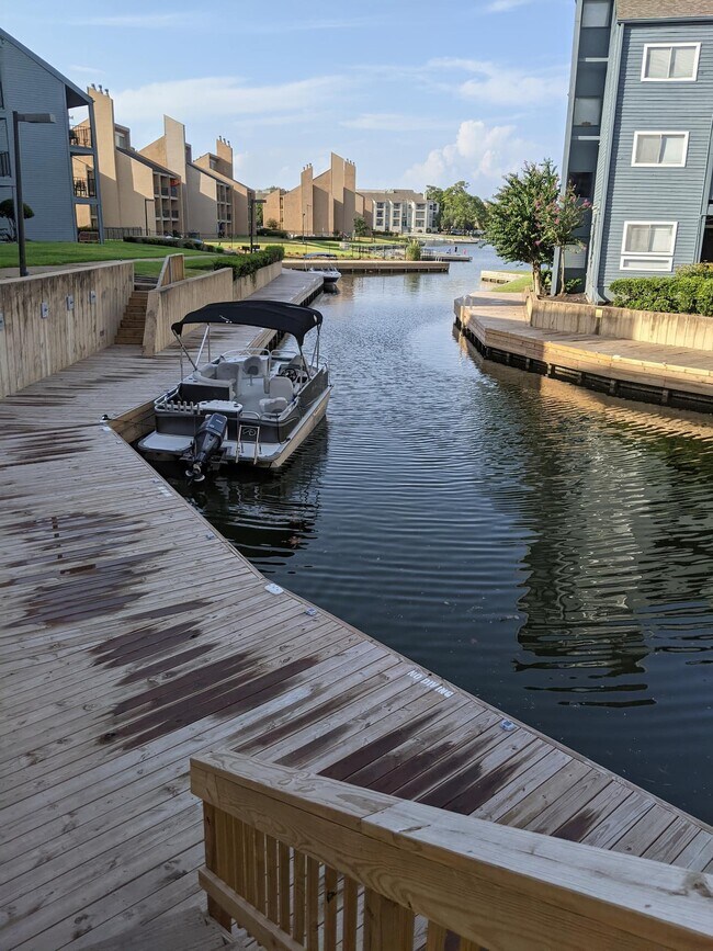 Foto del edificio - 12500 Melville Dr