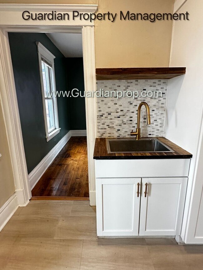 Foto del edificio - Northeast Minneapolis Single Family Home, Dishwasher, Hardwood Floors, W/D in Unit