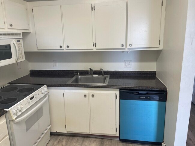 Foto del edificio - 400 Village Green Cir W