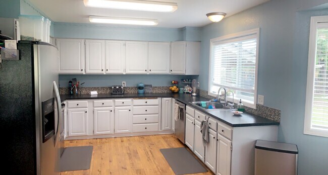 Building Photo - 402 Arrowhead Ln
