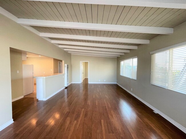 Building Photo - Pierpont Beach Duplex