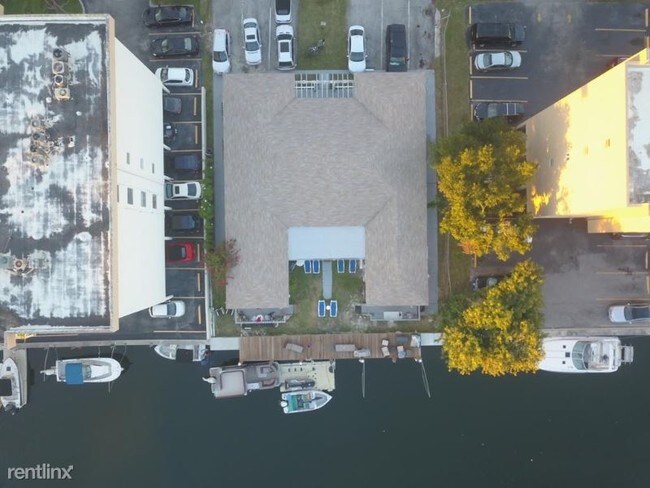 Foto del edificio - 3566 NE 168th St