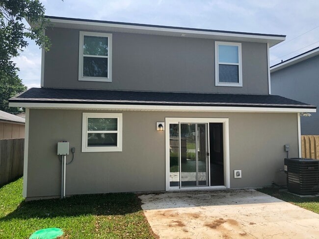 Building Photo - 3 Bed, 2.5 bath available right off of Sou...