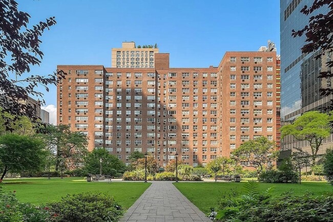 Building Photo - 30 W 60th St
