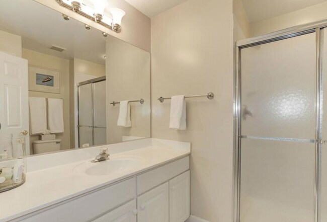 Foto del edificio - Affordable Spacious AND Convenient WALK to Metro.....?