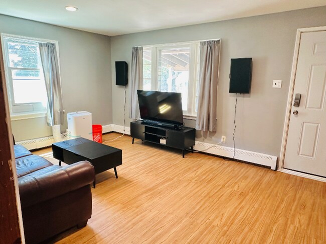 Foto del edificio - 4384 Crescent Dr