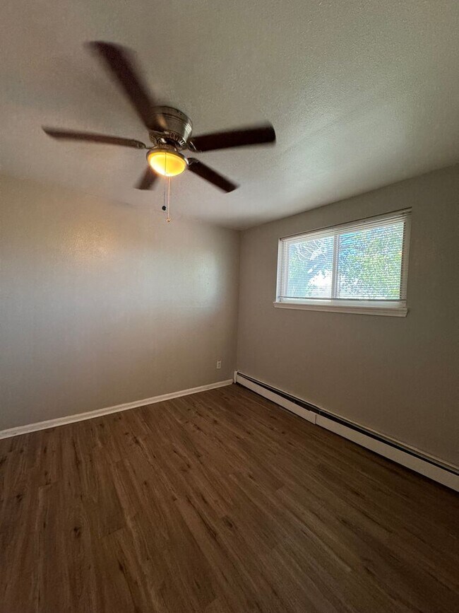 Building Photo - Top Floor 1 Bedroom 1 Bath Located Just Ou...