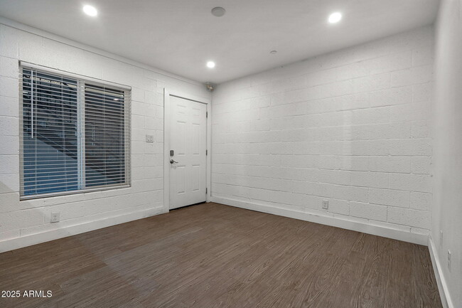 Building Photo - 622 N 9th Ave