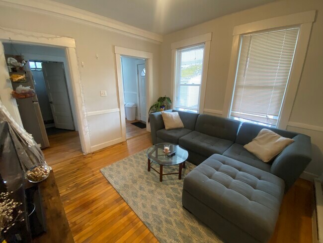 Building Photo - 254 Crescent St