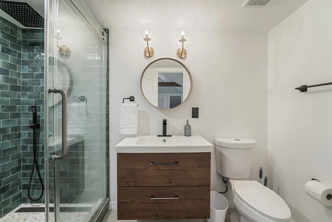 Foto del edificio - 1660 Lemonwood Rd