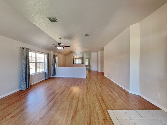 Building Photo - MOVE IN READY NOW! CHECK IT OUT!
