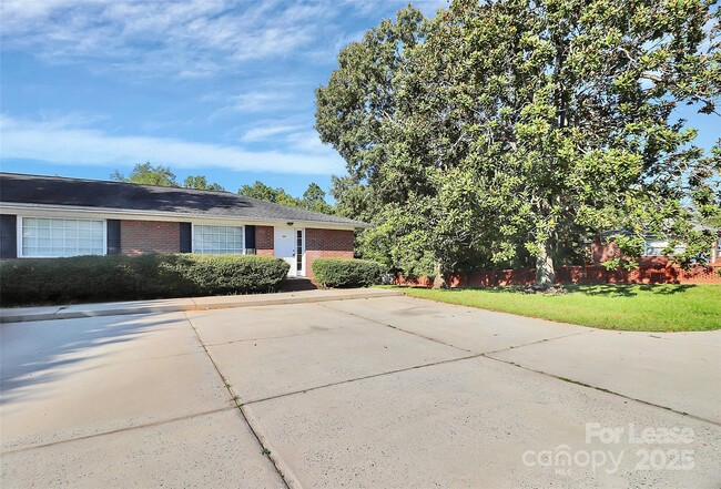 Building Photo - 1005 Rainbow Dr