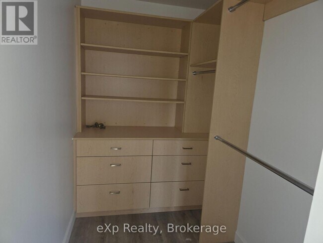Photo du bâtiment - MAIN LEVEL UNIT - 272 12 CONCESSION