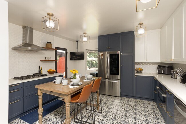 Building Photo - Beautiful 3 Bedroom Home in Prime North Hollywood Location